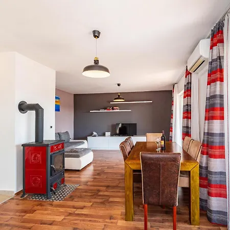 Holiday home Beautiful In With Wifi Posedarje